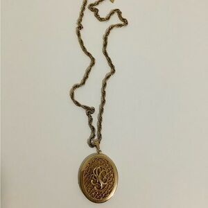 VINTAGE SARAH COVENTRY GOLD TONE, PICTURE LOCKET PENDANT HEIRLOOM NECKLACE 💛